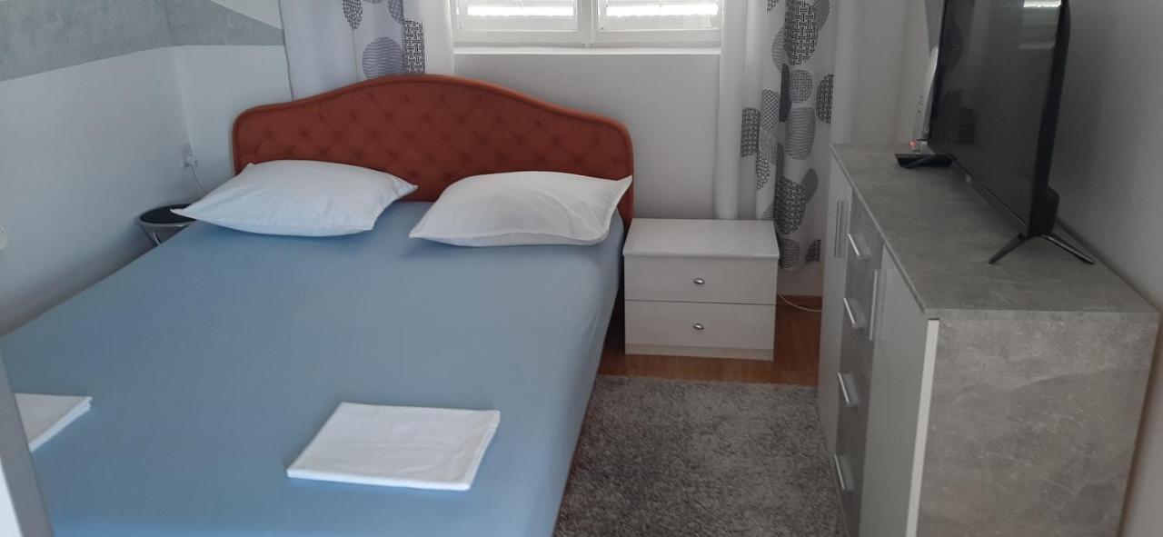Apartment Biskupovic Dugi Rat Buitenkant foto