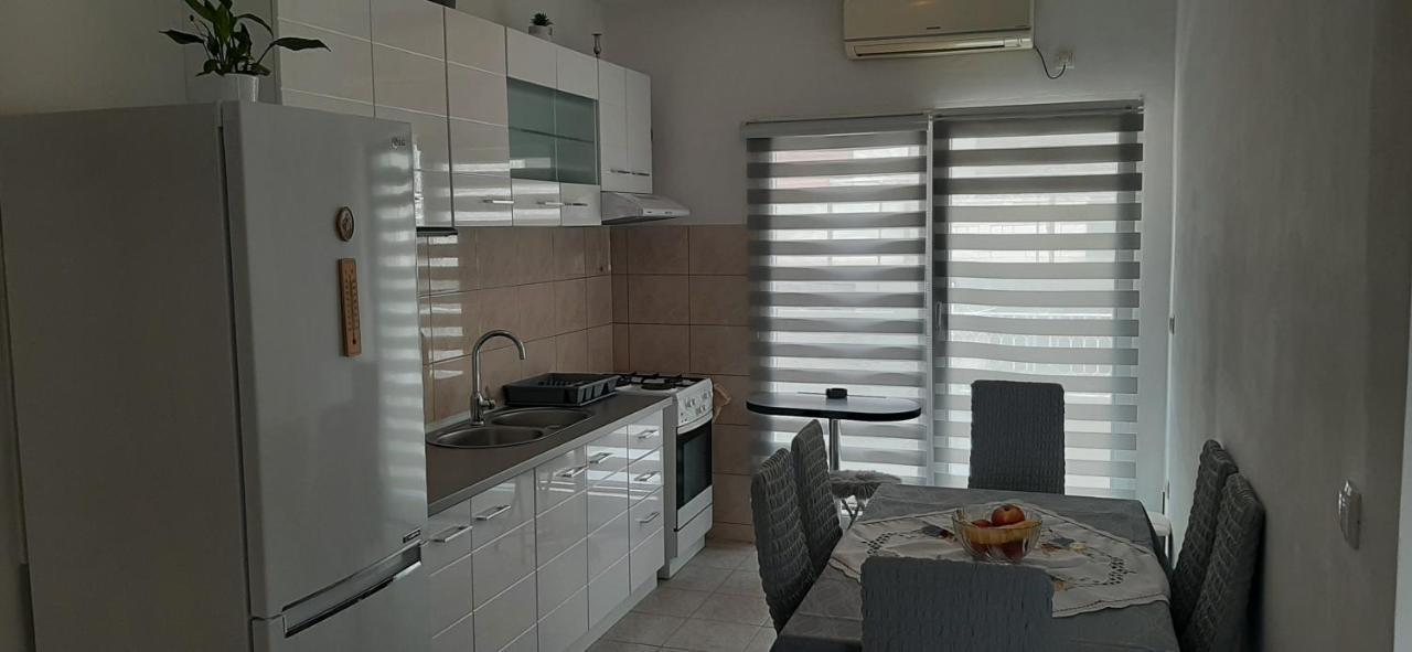 Apartment Biskupovic Dugi Rat Buitenkant foto